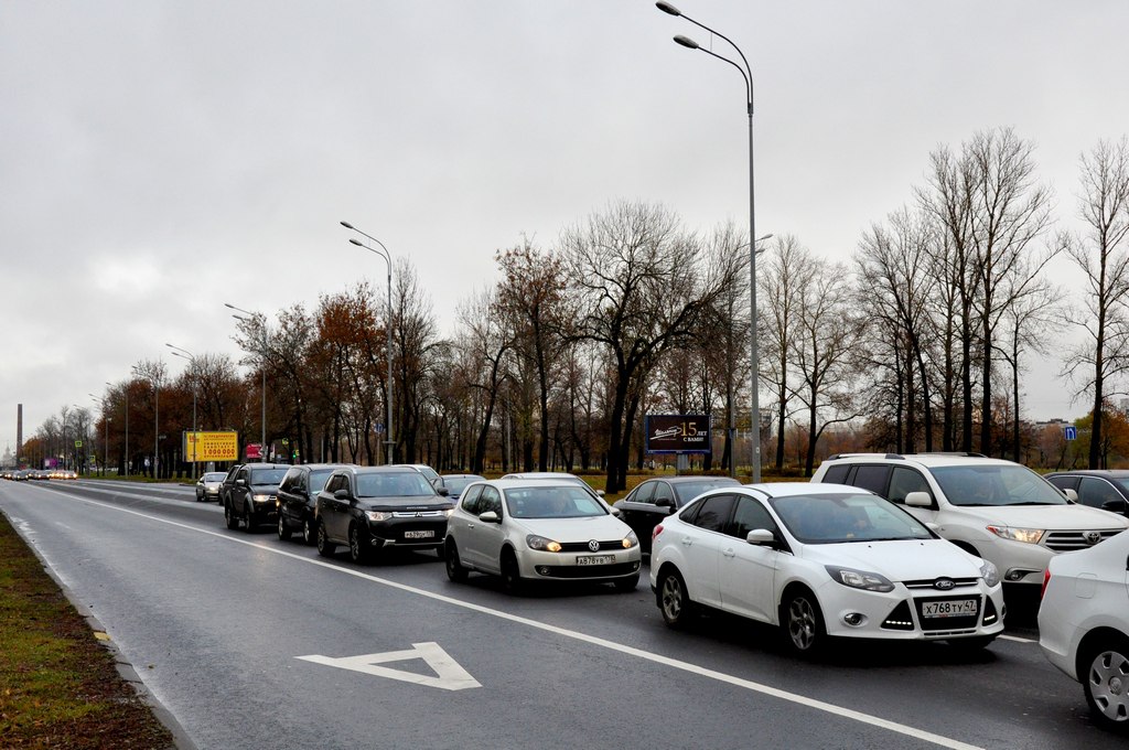 Авто на пулковском шоссе. Парковка и выделенка Москва. Кутузовский выделенная полоса. Выделенная полоса Опалиха. Автобус 39 на Пулковском шоссе фото.