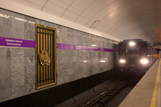 ночное метро между Садовой и Адмиралтейской
